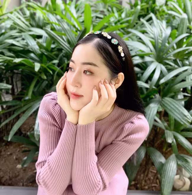 Không chỉ có khuôn mặt xinh đẹp cùng vóc dáng đầy cuốn hút, Thanh Tâm còn được khen ngợi vì có giọng nói truyền cảm, dễ thương.