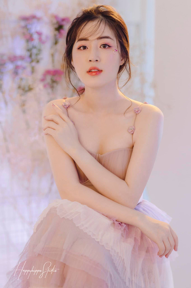 Đảm nhận vị trí MC thời tiết của Đài phát thanh và Truyền hình Quảng Ninh, Phạm Thanh Tâm (SN 1992) nhanh chóng nhận được sự quan tâm cực lớn của khán giả nhờ sở hữu ngoại hình xinh đẹp cùng khả năng dẫn dắt chuyên nghiệp.