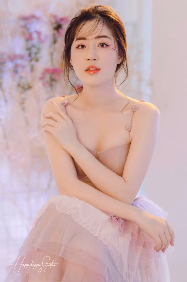 Đảm nhận vị trí MC thời tiết của Đài phát thanh và Truyền hình Quảng Ninh, Phạm Thanh Tâm (SN 1992) nhanh chóng nhận được sự quan tâm cực lớn của khán giả nhờ sở hữu ngoại hình xinh đẹp cùng khả năng dẫn dắt chuyên nghiệp.