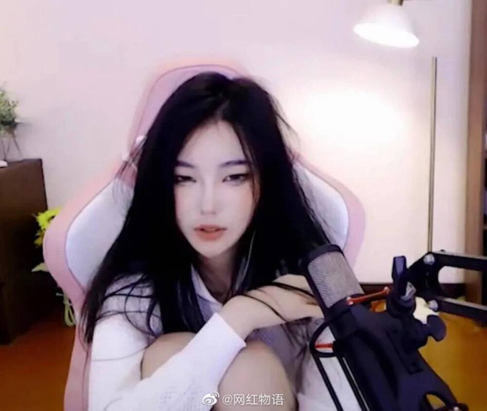 Trẻ trung, xinh đẹp cùng sự am hiểu về game Liên Quân, Điềm Điềm Kha đã nhiều chàng trai "đổ đứ đừ".