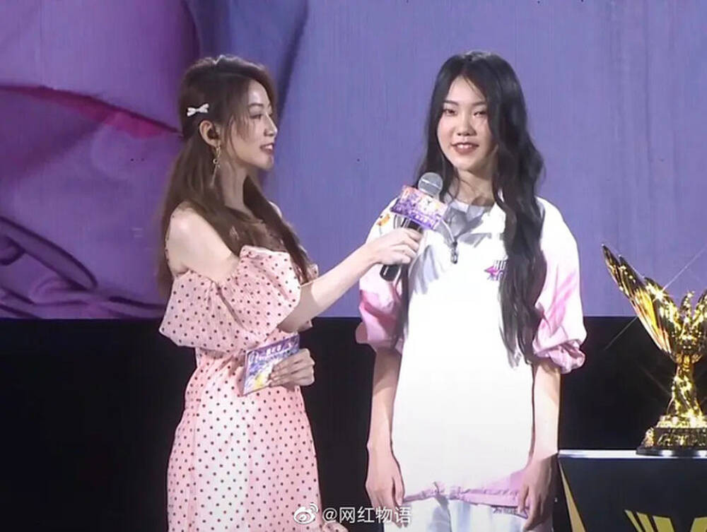 Đôi mắt xếch khiến khuôn mặt nàng streamer trông khá mất cân đối.