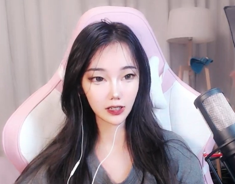 Trước đó trên MXH, Điềm Điềm Kha thường xuyên đăng tải những bức ảnh ấn tượng với đôi chân dài thẳng tắp, gương mặt trái xoan xinh đẹp