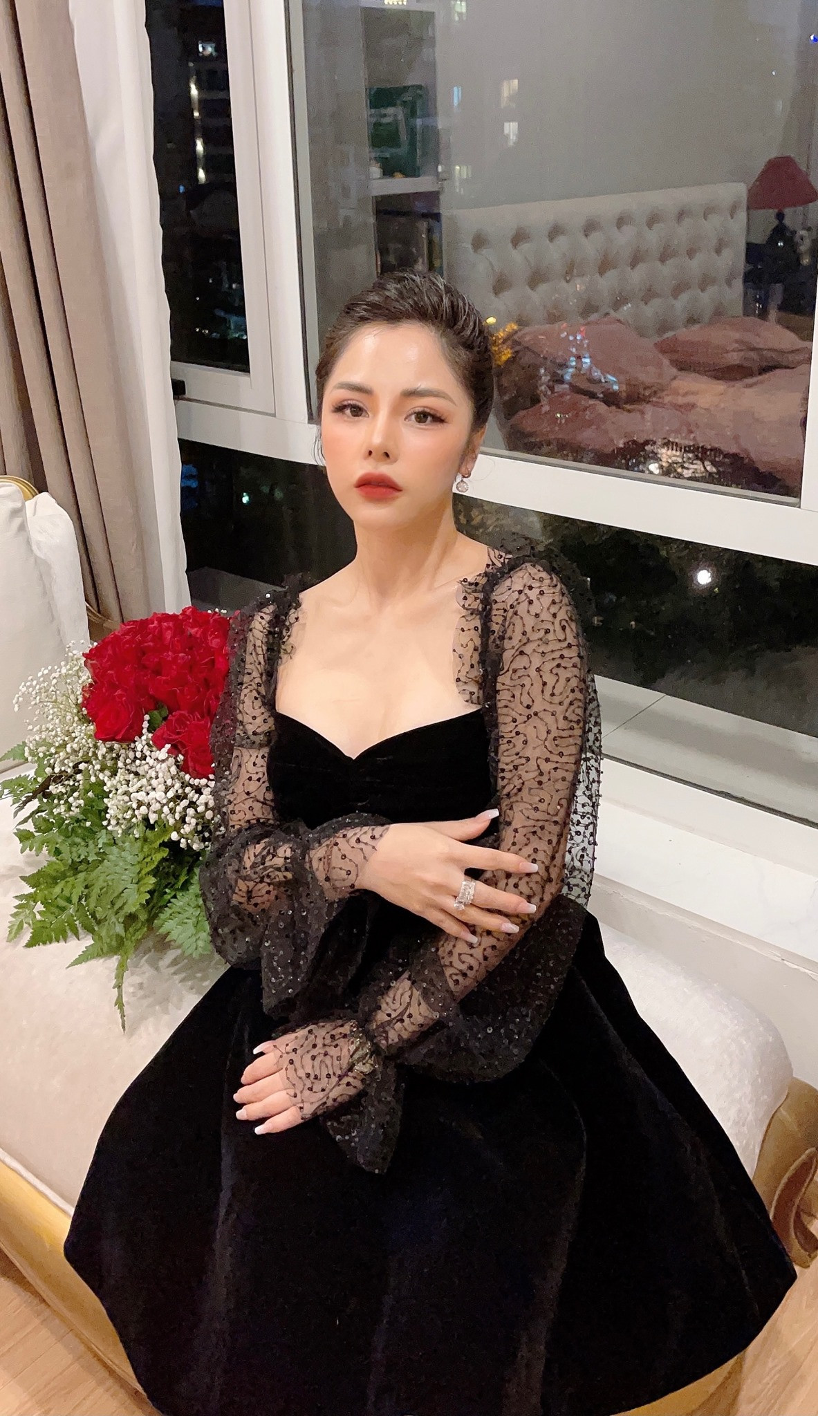 Gần 3 năm hẹn hò, Huỳnh Anh và bạn gái hơn 6 tuổi viên mãn hơn. Đầu năm 2021, nam diễn viên Cầu Vồng Tình Yêu đã cầu hôn thành công bạn gái. Tuy nhiên, đến hiện tại, đôi uyên ương vẫn chưa chia sẻ về kế hoạch đám cưới trong tương lai gần.