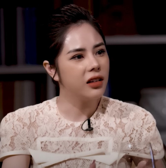 Cụ thể, bạn gái hot boy Huỳnh Anh thường xuyên bị soi gương mặt thiếu tự nhiên, kém lung linh hơn ảnh tự đăng. Trước bình luận này, cô tiết lộ mình không ăn ảnh mỗi khi chụp ảnh và có nhiều thay đổi ngoại hình do tuổi tác.