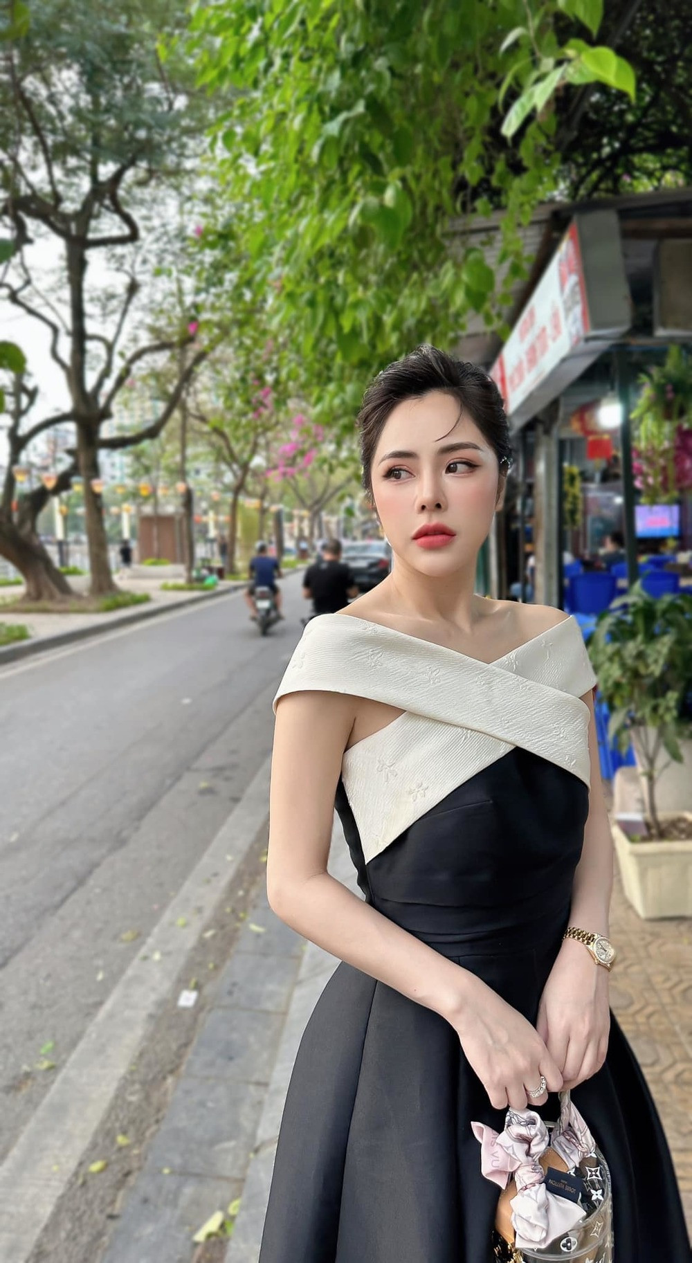 Cách đây không lâu, mỹ nhân công khai nhấn mí. Trước đó, bạn gái Huỳnh Anh cũng quyết định chi hàng trăm triệu hạ mũi để có diện mạo hoàn mỹ hơn.