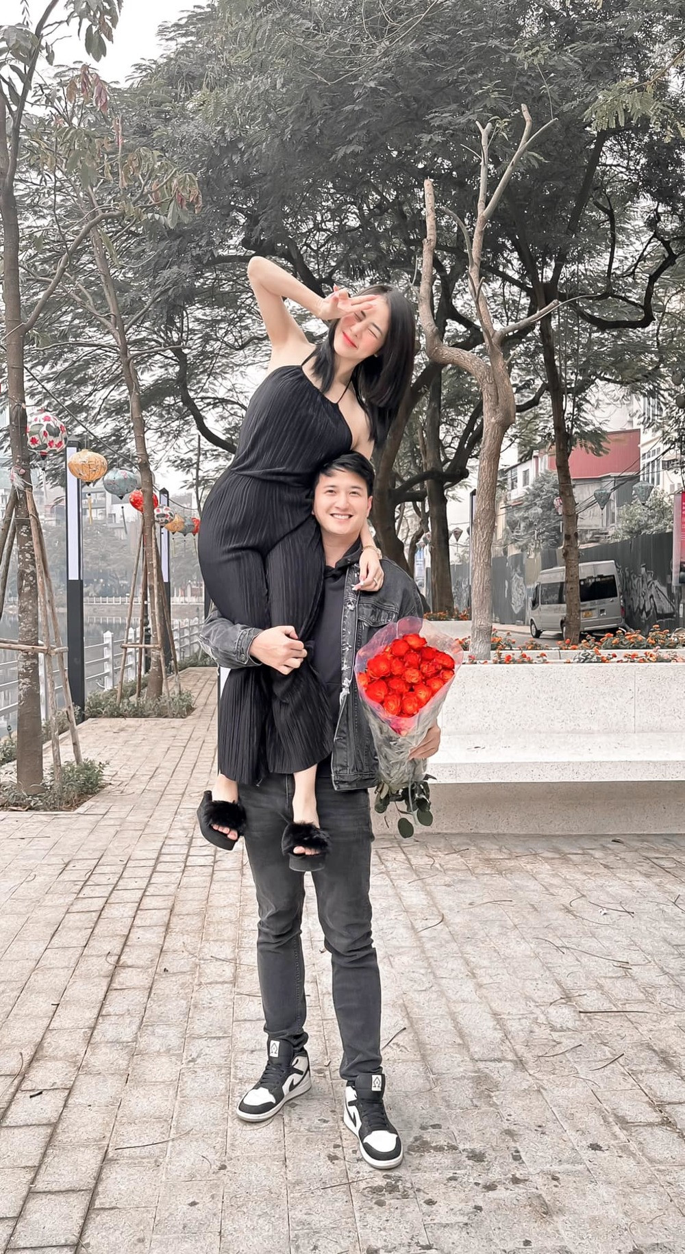 Dù khán giả phản ứng, song người đẹp lại nhận được sự ủng hộ từ bạn trai. Sở hữu nhan sắc xinh đẹp, Bạch Lan Phương càng được Huỳnh Anh cưng chiều hết mực.