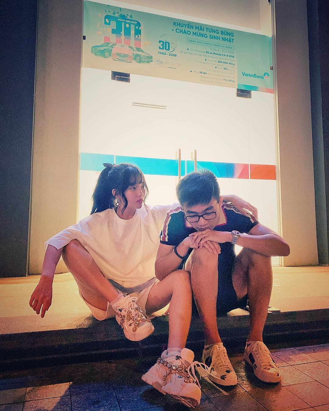 Thêm đó, Linh Ngọc Đàm có đăng tải 2, 3 video "mắng" yêu mèo cưng của mình vì tội "dám bỏ nhà ra đi" khiến ai cũng nháo nhào đi tìm.