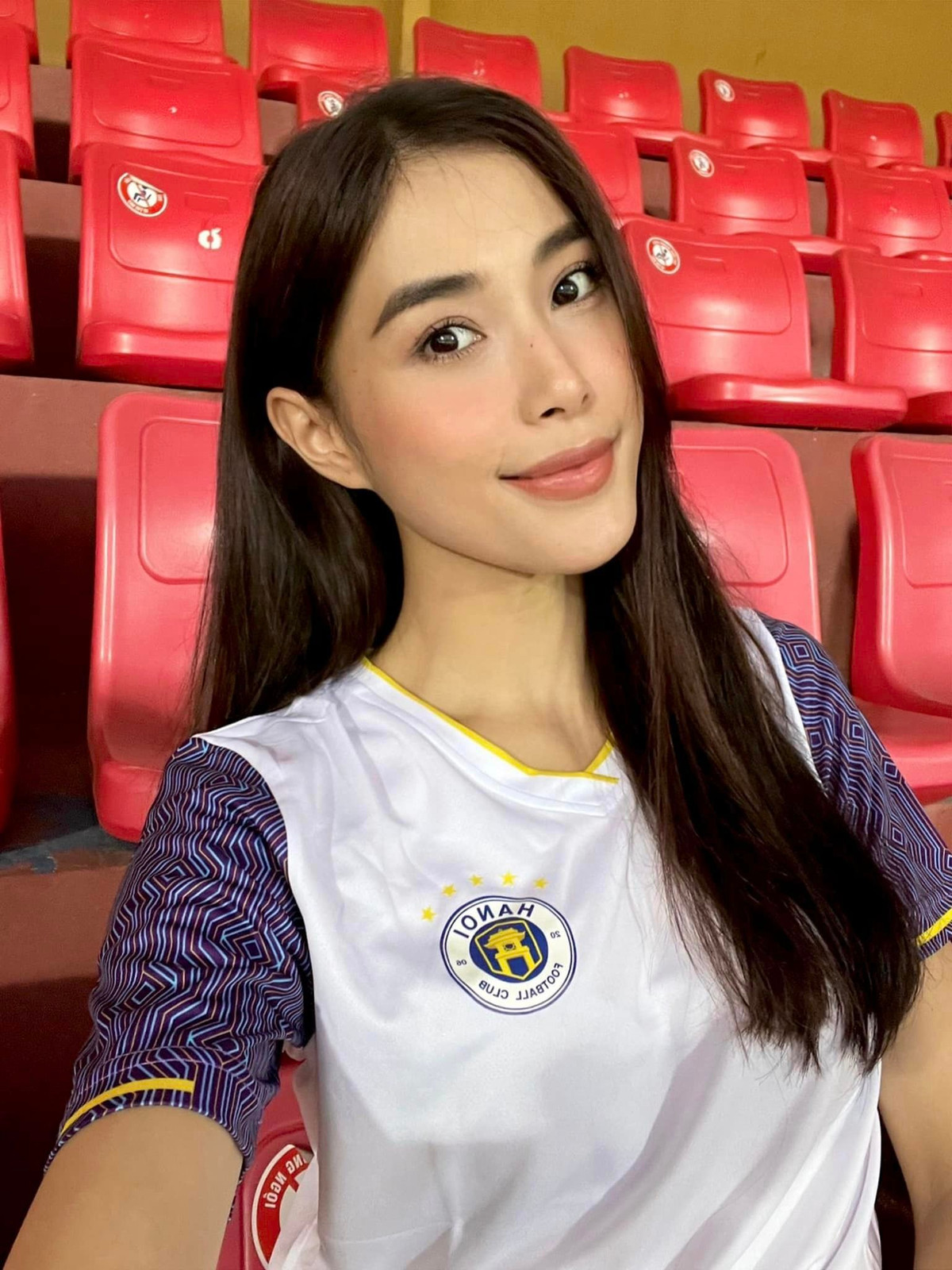 Thi thoảng những người yêu mến Thu Huyền lại thấy cô xuất hiện trên SVĐ Hàng Đẫy để xem những trận bóng.