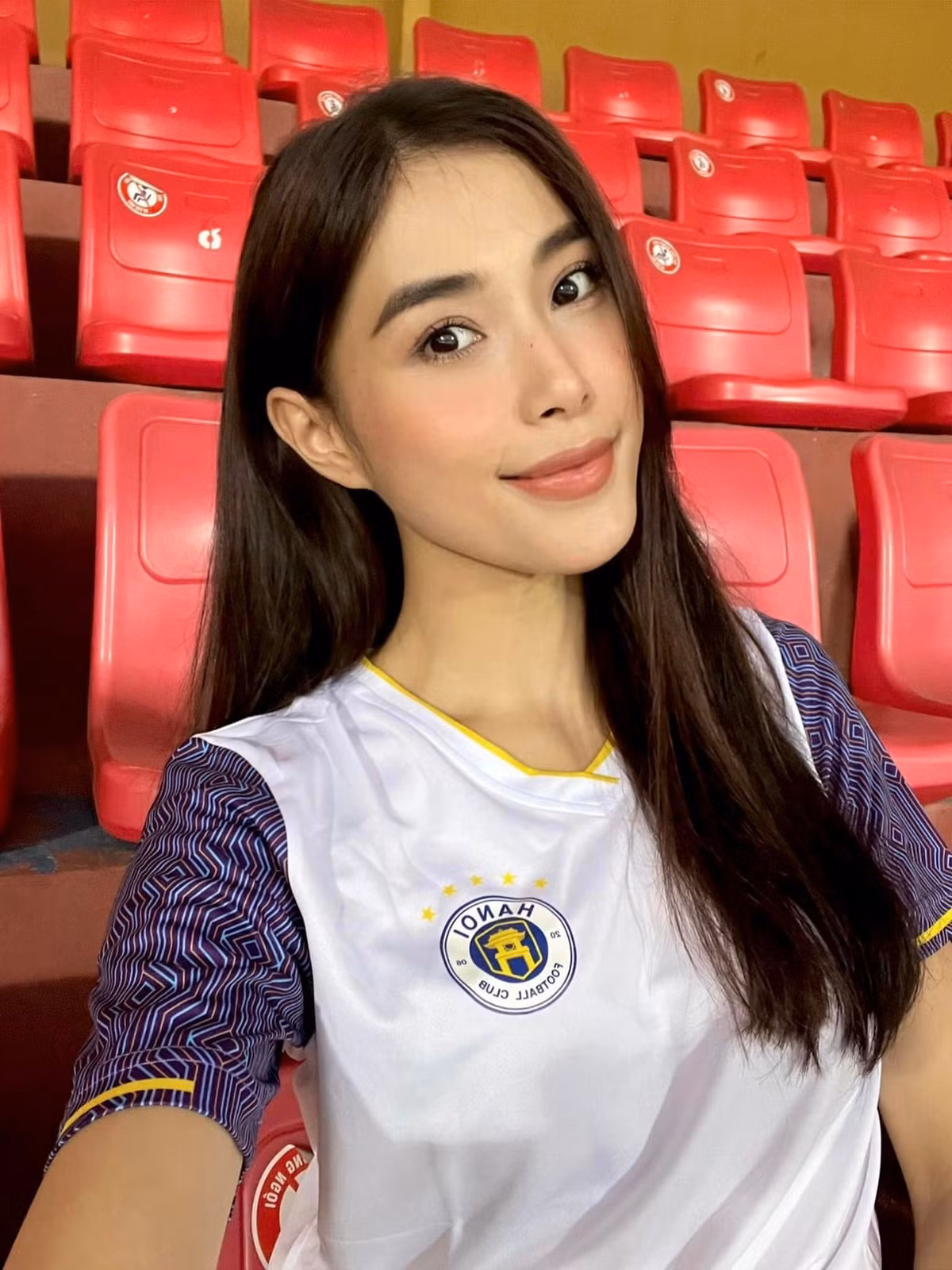 Thi thoảng những người yêu mến Thu Huyền lại thấy cô xuất hiện trên SVĐ Hàng Đẫy để xem những trận bóng.