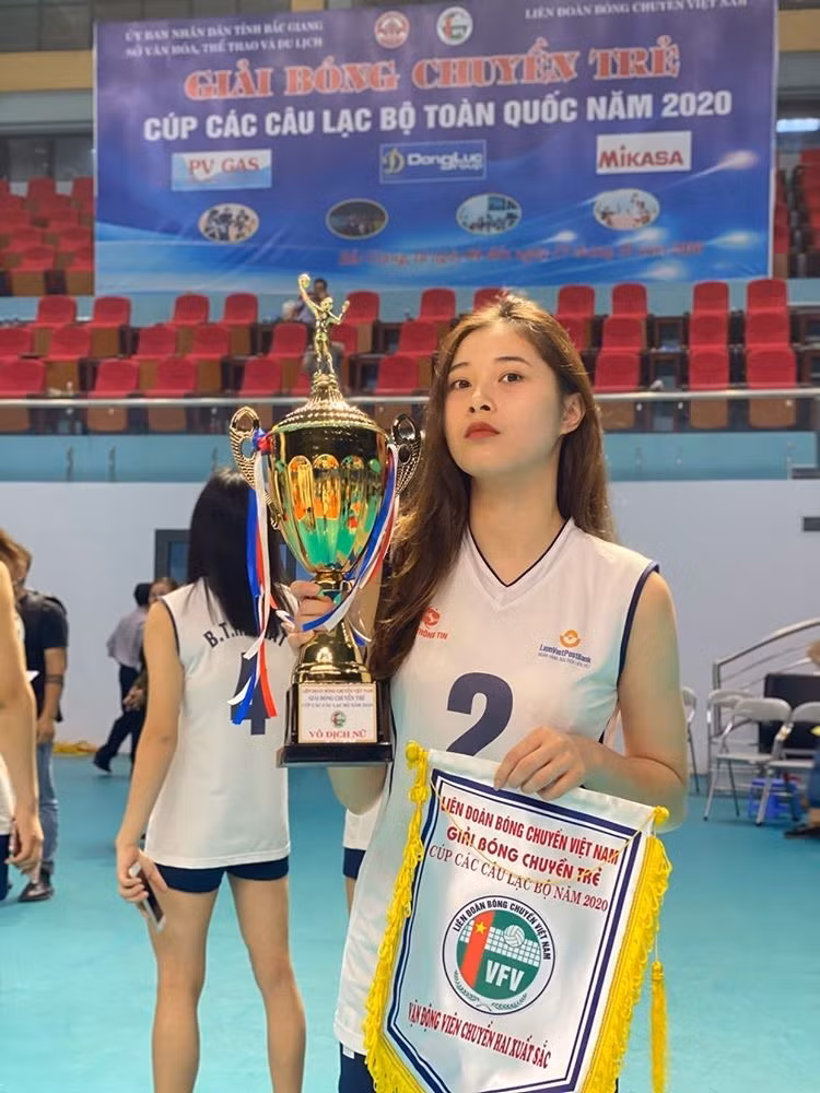 Dang Thu Huyen tu Hoa khoi bong chuyen den Hoa hau Hoan vu