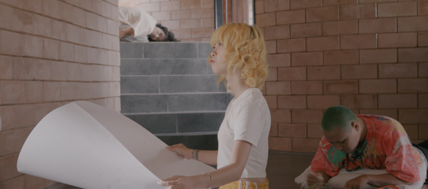 Một gương mặt mới nhưng không kém phần đặc biệt là "cô em blonde" - Hải Ly, gái xinh đóng MV Chuyện Rằng của Thịnh Suy.