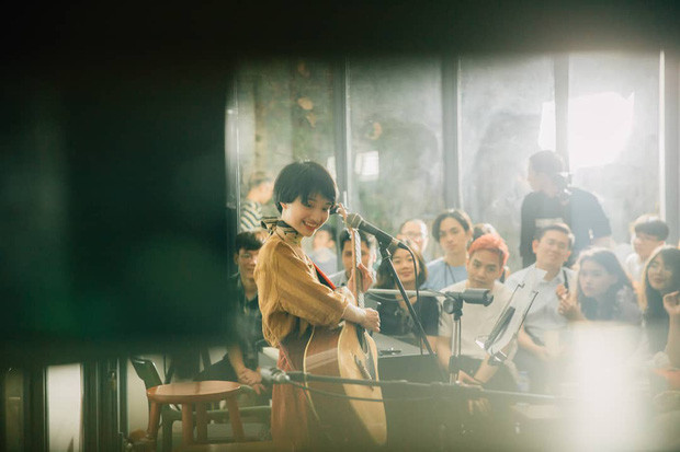 Hot girl 9X từng chia sẻ rằng mình thừa hưởng nhiều nét đẹp "ăn tiền" của người mẹ dân tộc Dao.