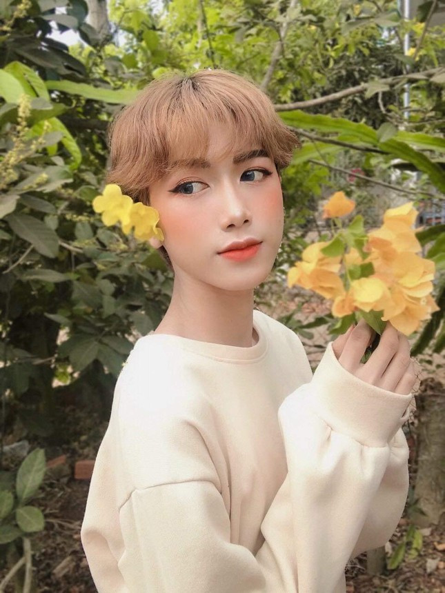 Là một Gen Z năng động, sáng tạo luôn nắm bắt xu thế hiện đại, Hoài Thương thể hiện rất rõ qua những hình ảnh độc đáo, make up kết hợp với những kiểu tóc hay trang phục hiện đại, trẻ trung.