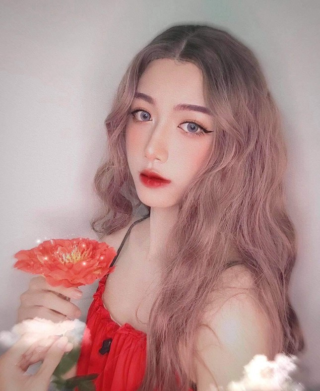 Hoài Thương chia sẻ: “Mình đến với make-up vô cùng tình cờ. Có một ngày mình đang lướt mạng xã hội và vô tình nhìn thấy một trang facebook của một chị làm nghề trang điểm, mình tò mò vào xem và bất ngờ khi thấy chị “biến hóa” cho khách hàng trở nên vô cùng xinh đẹp...