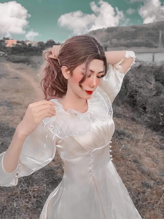 Cụ thể, Hoài Thương chia sẻ: "Theo mình nếu là đam mê thì không việc gì phải lo lắng hay sợ người khác có ý nghĩ khắc khe về giới tính nam hay nữ. Bản thân mình cảm thấy rất may mắn khi ngay từ những bước đi đầu tiên mình đã nhận được sự ủng hộ từ phía gia đình".