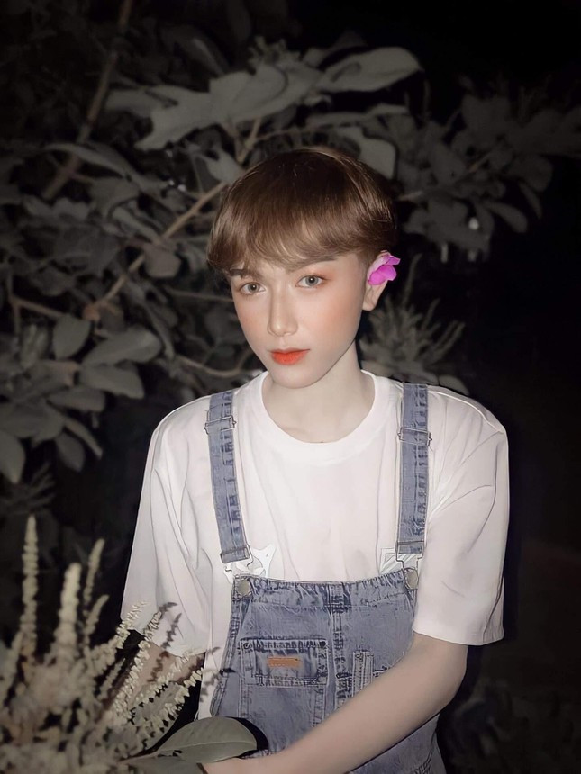 Bản thân mình lại yêu thích cái đẹp, mình tin rằng ai có có nét đẹp riêng chỉ là họ có tìm ra được nó không. Chính từ đó, mình bắt đầu tìm hiểu nhiều hơn và ngày càng đam mê make-up”. Chàng trai giả gái đến từ Vũng Tàu cho biết thêm.