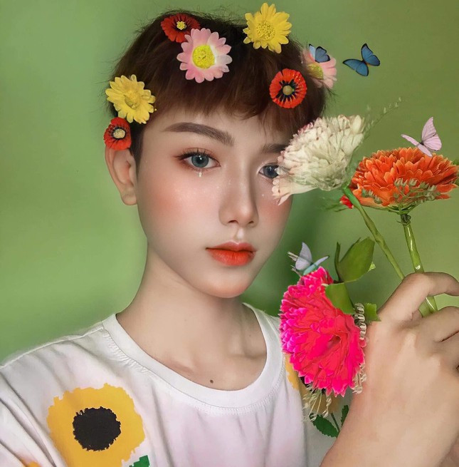 Những ngày tháng mới bắt đầu, Hoài Thương vừa đi học vừa làm thêm, lúc ấy việc make-up đã giúp cho cậu bạn có thêm thu nhập và có thêm nhiều bạn bè mới, đặc biệt quan trọng nhất vẫn là giúp rèn luyện tay nghề và kỹ năng.