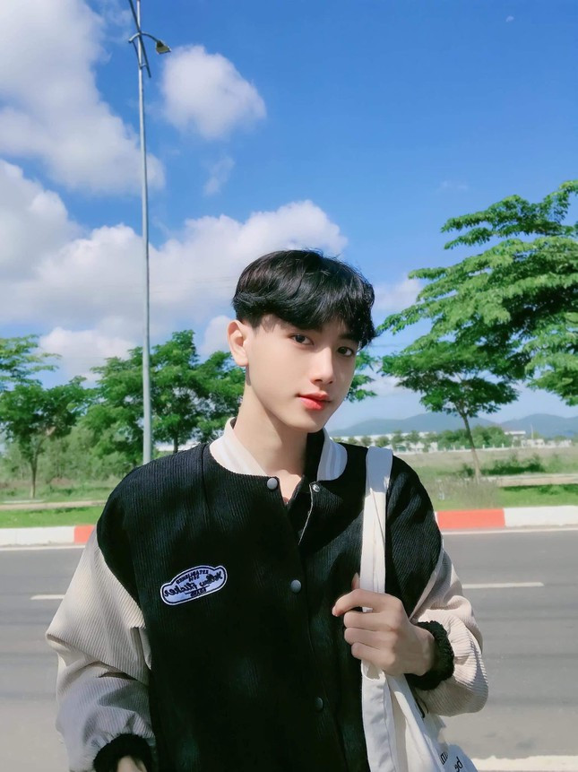 Mới đây trên mạng xã hội loạt ảnh của nam sinh giả gái có tên Dương Hoài Thương thu hút sự chú ý của nhiều người. Anh bạn này đến từ Vũng Tàu và hiện theo đuổi nghề make-up.