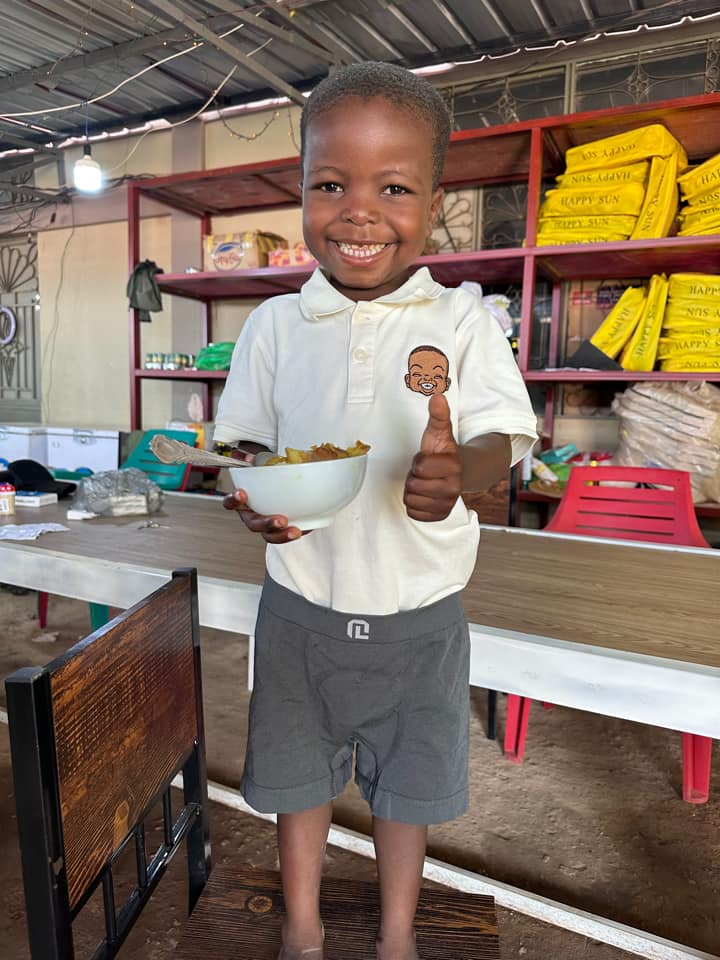 Ngoài gia cầm như gà, chim cút, vịt, ngan, dê ở trang trại Quang Linh cũng nhân đàn tốt, đẻ liên tục. Có đến 8 chú dê con mới chào đời. Bọn dê trưởng thành lông bóng mượt, khỏe mạnh, dù môi trường, thời tiết ở Angola khắc nghiệt.