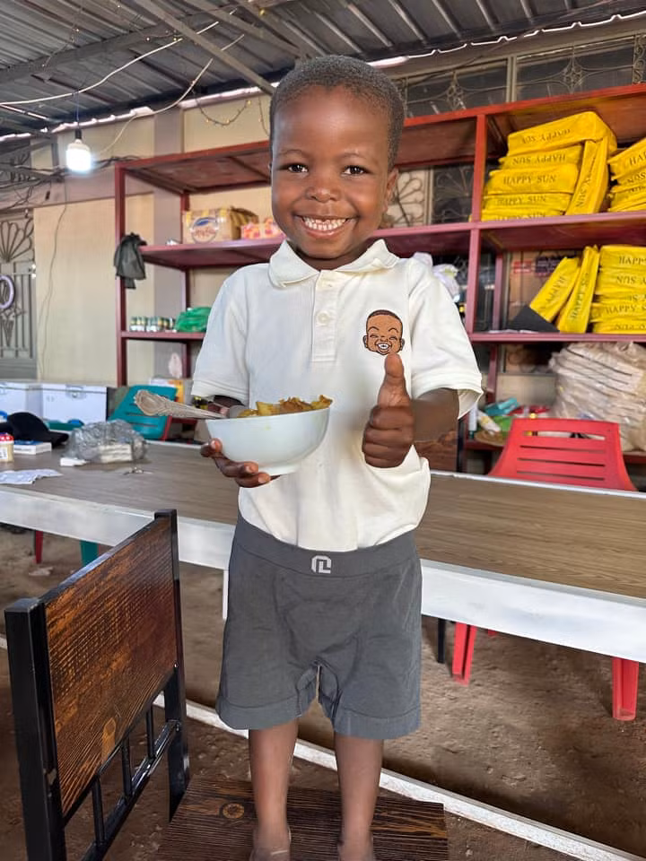 Ngoài gia cầm như gà, chim cút, vịt, ngan, dê ở trang trại Quang Linh cũng nhân đàn tốt, đẻ liên tục. Có đến 8 chú dê con mới chào đời. Bọn dê trưởng thành lông bóng mượt, khỏe mạnh, dù môi trường, thời tiết ở Angola khắc nghiệt.