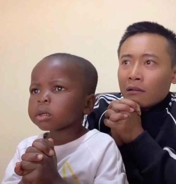 Nghiêm túc bàn bạc kế hoạch được một lúc, Quang Linh lại trở về với con người hài hước, "nhây" không thể che giấu. Khi Lôi Con đang tha thẩn chơi với gà, nam Youtuber trêu: "Lôi vào bắt 1 con gà đi, ôm được gà thì chú cho mang về", làm cậu nhóc hí hửng chạy vào lùa gà.