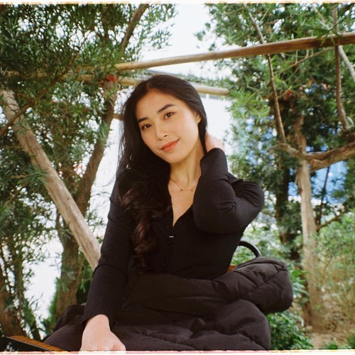 Đặng Thu Huyền sinh năm 2002, quê ở Thường Tín, Hà Nội. Người đẹp theo nghiệp bóng chuyền từ năm 11 tuổi nhờ định hướng của ông ngoại.