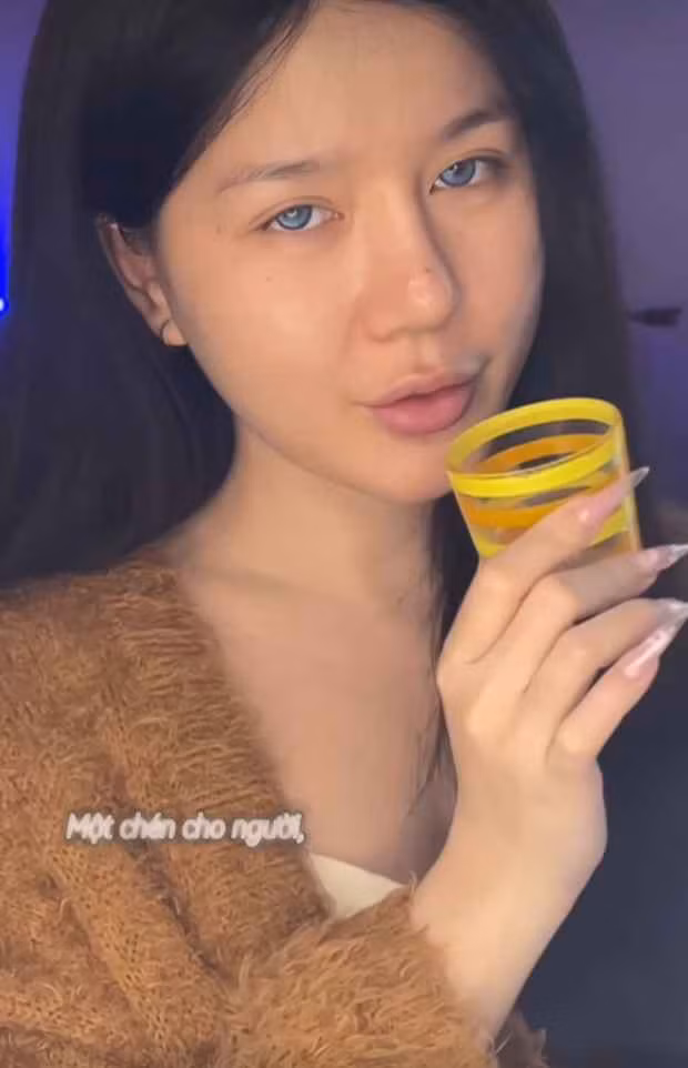 Mới đây, Thiên Thy đã mạnh dạn công khai quá trình biến hình, qua đó, fan thấy rõ được nhan sắc trước và sau trang điểm.