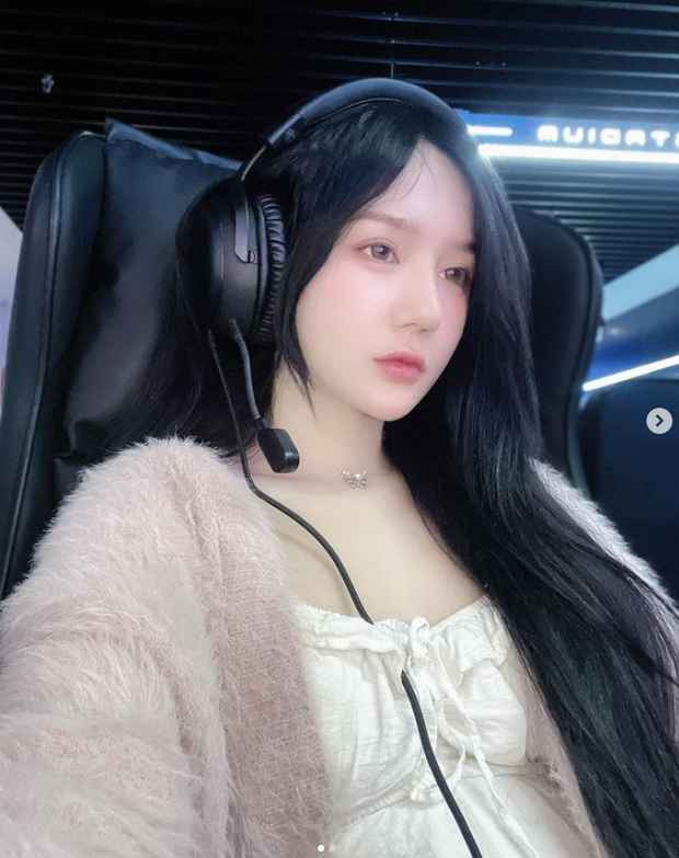 Nữ người mẫu, cosplayer, streamer nổi tiếng trong cộng đồng game thủ Việt Nam này được fan ví như "thiên thần" ngoài đời thực, Thiên Thy thu hút một lượng lớn người xem và ủng hộ nồng nhiệt mỗi khi lên sóng.