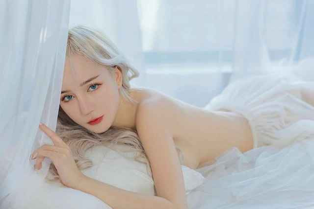 Thiên Thy sở hữu phong cách chụp hình biến ảo khôn lường, luôn khiến các fan phải bất ngờ trong những tạo hình khác nhau. Có những lúc, nữ streamer này khiến các fan phải "xịt keo" cứng ngắc khi khoe những đường cong "cháy khét".