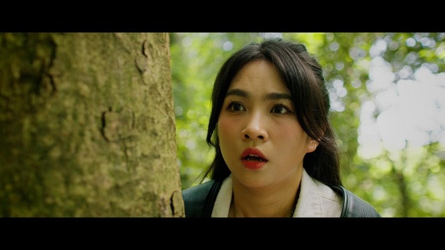 Không phải ai xa lại, cô nàng nữ chính trong phim siêu nhân "made in Việt Nam" là hot girl Châu Mòe, một trong những fan nữ xinh đẹp, kỳ cựu của đội bóng Chelsea nói riêng và bóng đá nói chung.