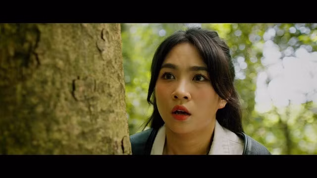 Không phải ai xa lại, cô nàng nữ chính trong phim siêu nhân "made in Việt Nam" là hot girl Châu Mòe, một trong những fan nữ xinh đẹp, kỳ cựu của đội bóng Chelsea nói riêng và bóng đá nói chung.