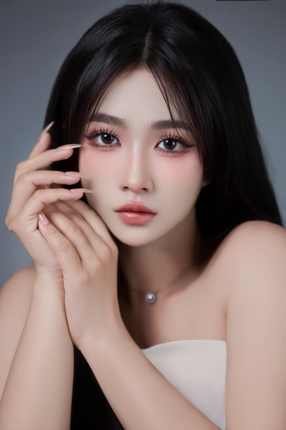 Không khó hiểu khi Châu Mòe đảm nhiệm vai trò MC trong các buổi Offline của Fan Chelsea tại Việt Nam, MC thể thao trên truyền hình. Bên cạnh đó, cô nàng còn là streamer, content creator.