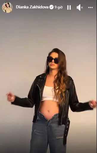 Trong clip, mẫu Tây diện chiếc quần jeans bung cúc, phía trên là chiếc áo quây ngực. Cô thả tóc và đeo kính đen nhìn cực ngầu.