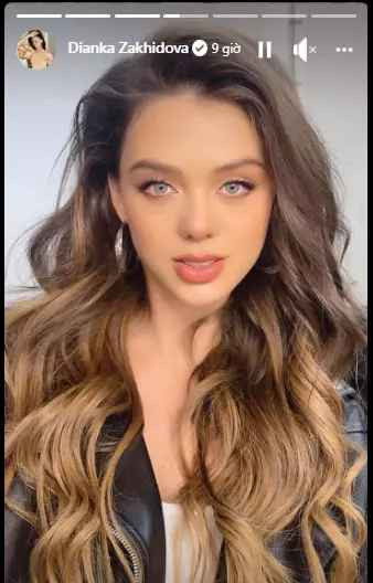 Ở bức ảnh khác, 10X diện set đồ kiểu dạng áo tắm, phía ngoài có thêm áo khoác nhìn rất sang chảnh.