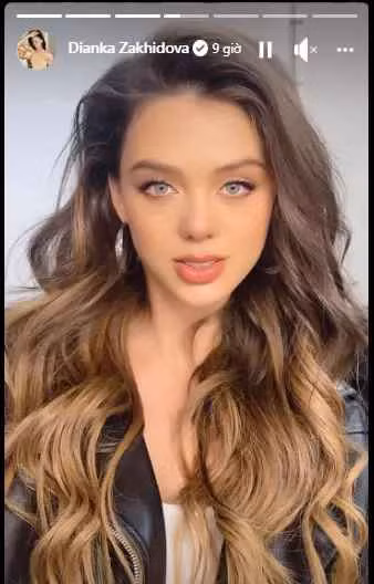 Ở bức ảnh khác, 10X diện set đồ kiểu dạng áo tắm, phía ngoài có thêm áo khoác nhìn rất sang chảnh.