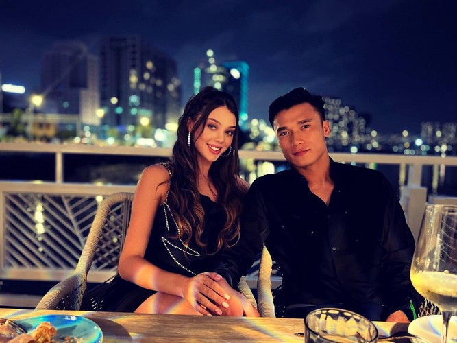 Bụng bầu lùm lùm nhưng cô vẫn lựa chọn những chiếc váy bó sát hay những bộ đầm khoét xẻ cả trước lẫn sau.