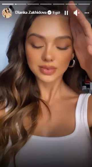 Nếu không phải là khoảnh khắc đi ăn, đi chơi cùng anh xã cũng là hình chăm chỉ làm việc nhà hay tập gym để tốt cho mẹ và bé trong bụng.