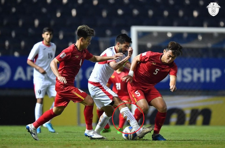 Đối thủ của ĐTQG Việt Nam đụng độ tại vòng loại World Cup 2022 cùng từng đi tất rách để thi đấu.