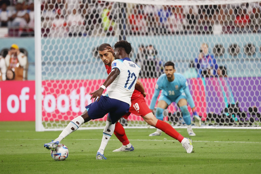 Sau trận đấu đội tuyển Anh vượt qua Iran với tỷ số bằng 1 set tennis tại World Cup 2022, nhiều người chú ý tới một số cầu thủ như Jude Bellingham và Bukayo Saka khi họ đi tất thủng ra sân thi đấu.