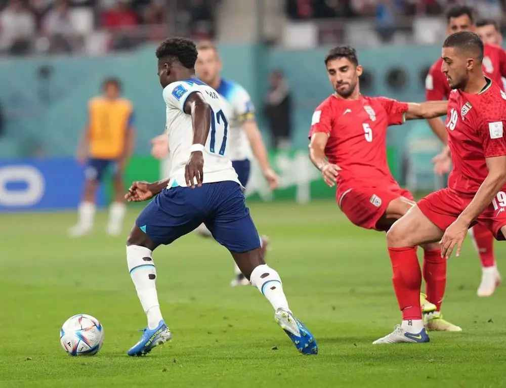 "Những đôi tất tôi dùng quá chật. Chúng tạo cảm giác vướng víu, khó chịu khi thi đấu. Để giảm áp lực cho đôi chân, tôi đã quyết định cắt chúng. Làm vậy tôi thấy thoải mái hơn nhiều", Kyle Walker nói