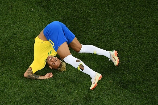 Siêu sao của ĐT Brazil, Neymar cũng gây sự chú ý khi chơi với một chiếc tất rách và ghi bàn trong trận đấu với Costa Rica.