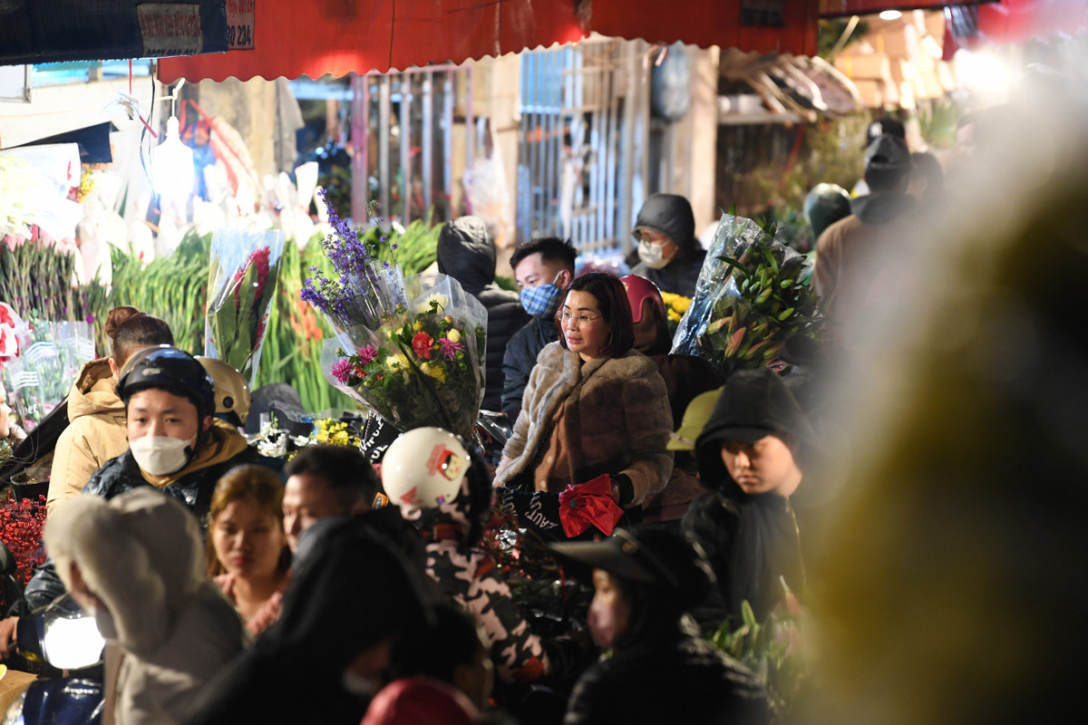 Ghi nhận lúc 23h đêm ngày 8/2 (tức 29 Tết), chợ hoa Quảng Bá tấp nập, nhộn nhịp. Do ảnh hưởng bởi dự án mở rộng đê Âu Cơ nên tuyến đường vào chợ thường xuyên xảy ra tình trạng ùn tắc cục bộ.