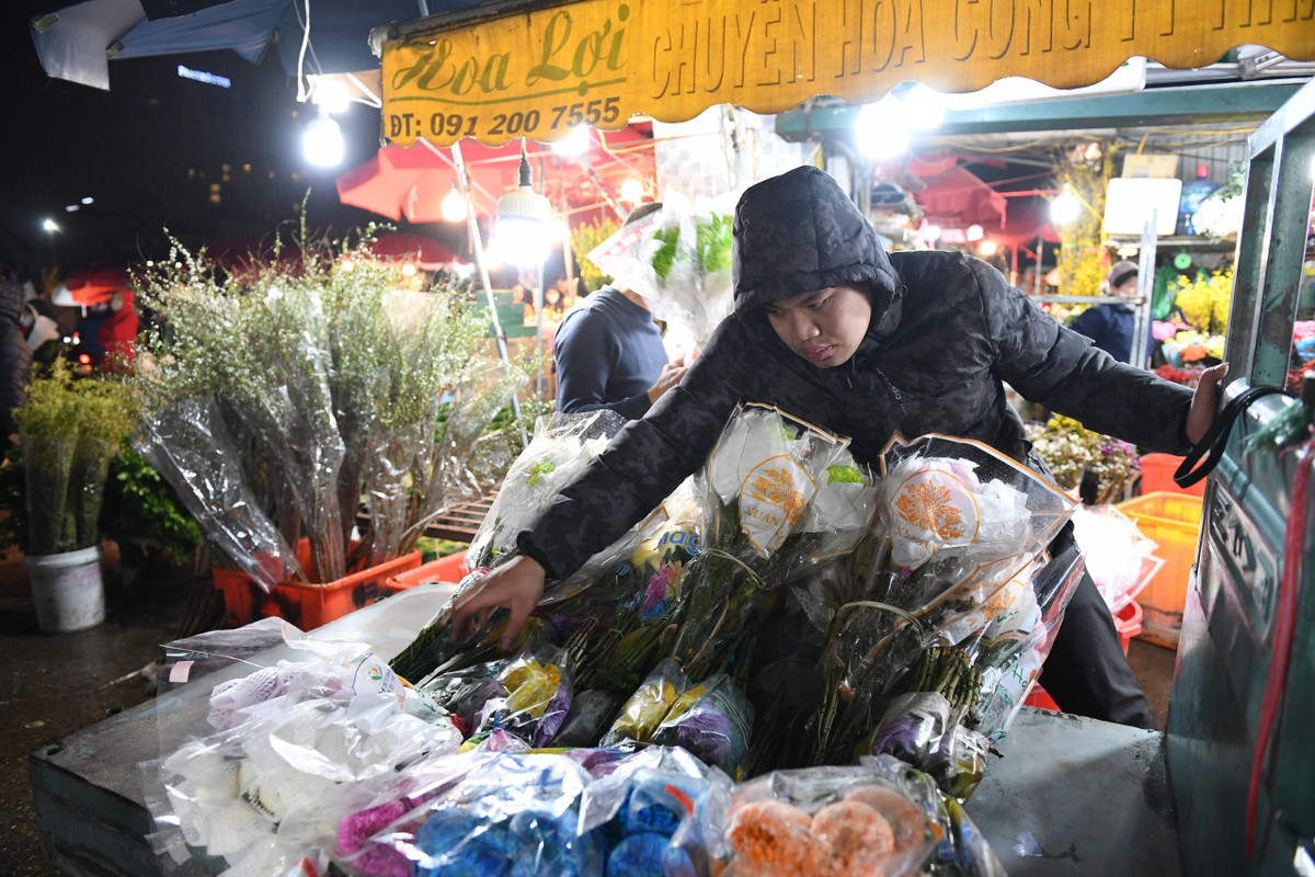 Các chủ sạp hoa tại chợ hoa Quảng Bá có một đêm làm việc hết công suất ở thời tiết dưới 10 độ C của Hà Nội.