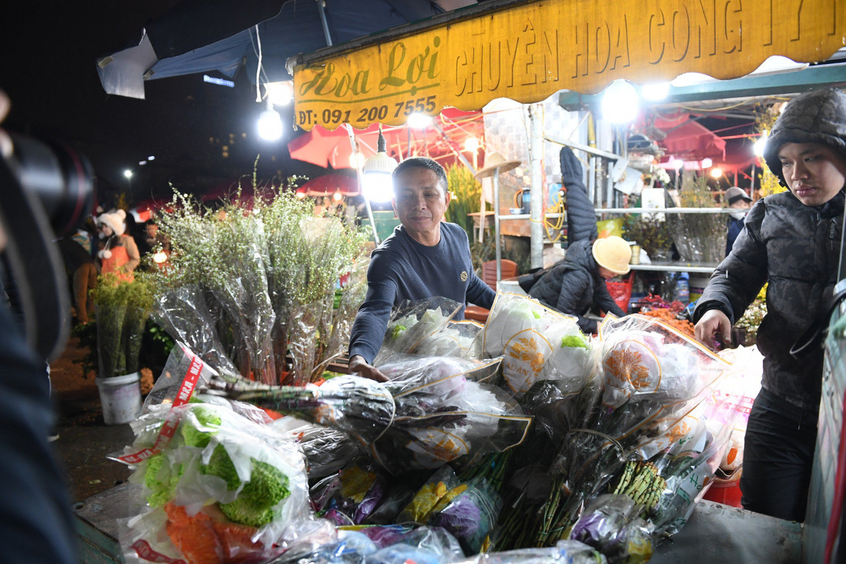 Người dân chen chúc lựa chọn tại các sạp hoa