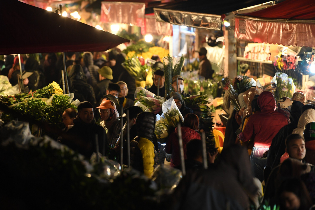 Chợ hoa Quảng Bá (phường Quảng An, quận Tây Hồ) được biết đến là một trong những chợ đầu mối lớn cung cấp hoa tươi cho TP Hà Nội cũng như các tỉnh phía Bắc. Vào những ngày cận Tết, chợ hoa này càng trở nên rực rỡ sắc màu với hàng trăm loại hoa