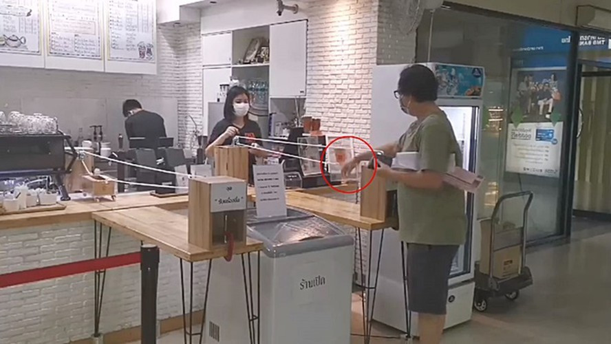 Trên trang mạng xã hội của Thông tấn xã Thái Lan đã đăng tải hình ảnh nhân viên của 1 cửa hàng nghiêm chỉnh chấp hành các biện pháp phòng chống dịch cực kỳ dễ thương. Vốn biết rằng nguy cơ lây nhiễm của Covid-19 rất cao nên ngoài việc yêu cầu nhân viên mang khẩu trang y tế đầy đủ, cửa hàng này còn tự chế một chiếc xe ròng rọc nhỏ nhằm mục đích giao hàng và lấy tiền từ khách.