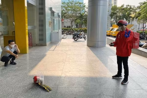 Không chỉ dùng flycam, các shipper còn dùng robot hay xe đồ chơi để giao đồ.