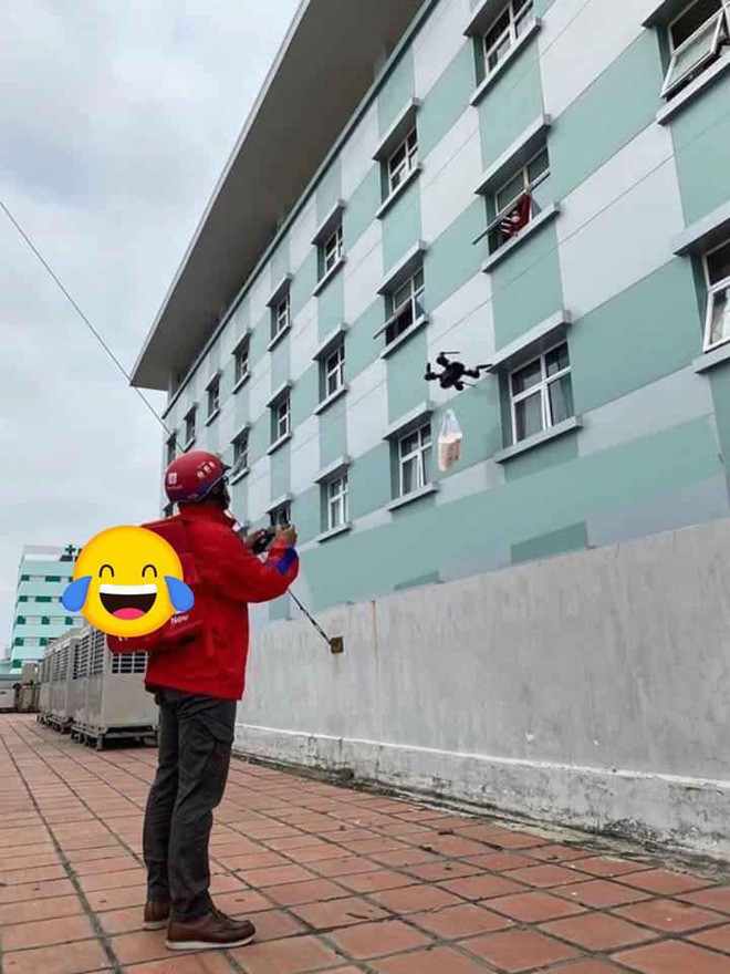 Để tự bảo vệ chính mình cũng như những người xung quanh khỏi các nguy cơ lây nhiễm dịch bệnh, các shipper cũng nghĩ ra nhiều cách để giao hàng tới khách một cách thuận tiện, an toàn và tránh tiếp xúc gần.