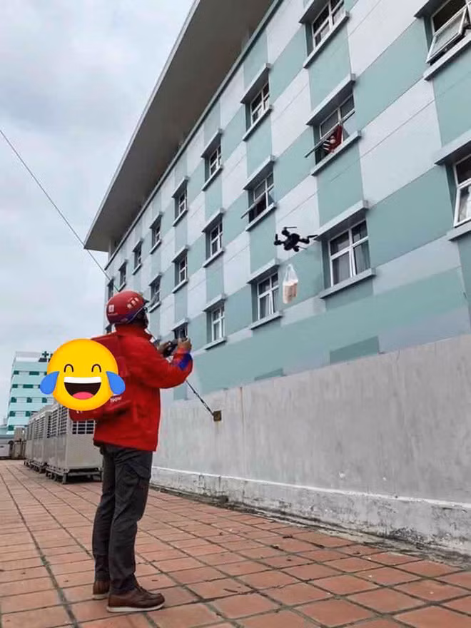 Để tự bảo vệ chính mình cũng như những người xung quanh khỏi các nguy cơ lây nhiễm dịch bệnh, các shipper cũng nghĩ ra nhiều cách để giao hàng tới khách một cách thuận tiện, an toàn và tránh tiếp xúc gần.