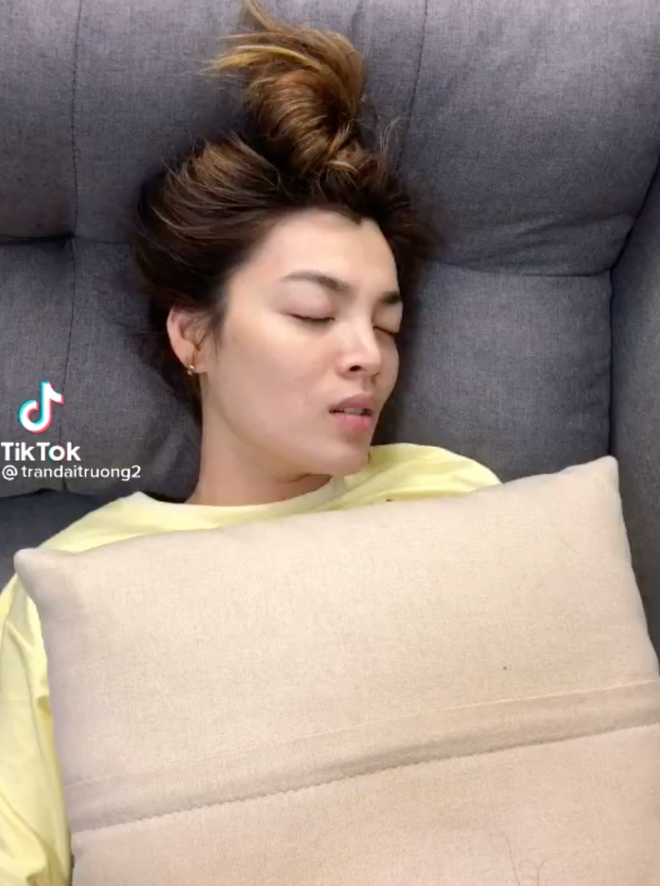 Mới đây, dân mạng truyền tay nhau đoạn clip ghi lại nhan sắc chưa qua son phấn hay lớp make up nào của người đẹp chuyển giới Phùng Trương Trân Đài.